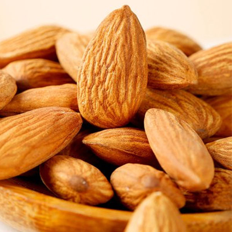 نواة اللوز المحمصة