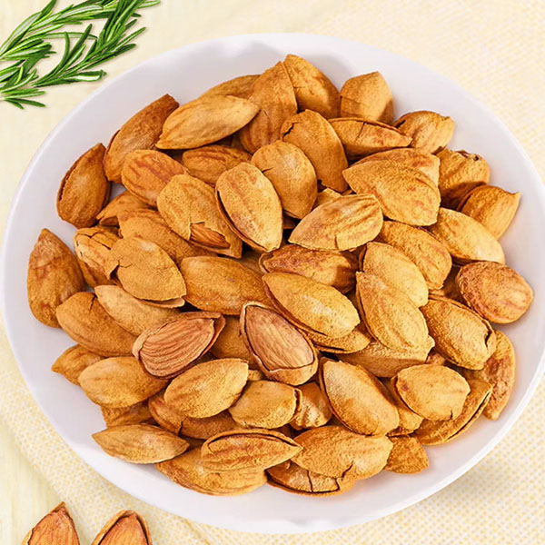 اللوز المحمص بالقشر